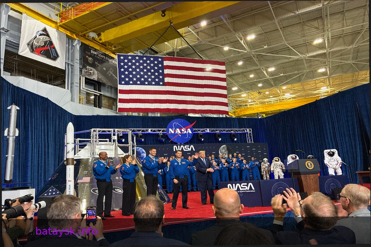 Президент наградил экипаж Artemis II высшей космической наградой США